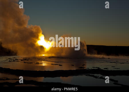 Tramonto am Fontana Grand Geyser, Yellowstone NP Foto Stock