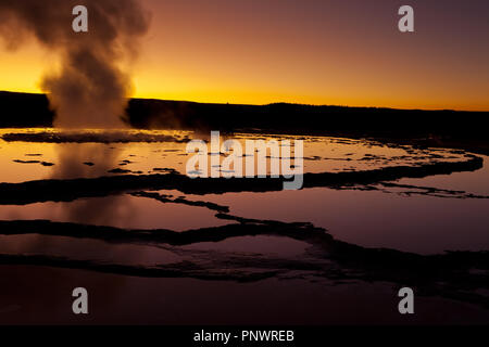 Tramonto am Fontana Grand Geyser, Yellowstone NP Foto Stock