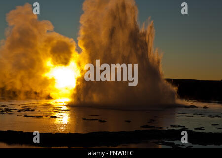 Tramonto am Fontana Grand Geyser, Yellowstone NP Foto Stock