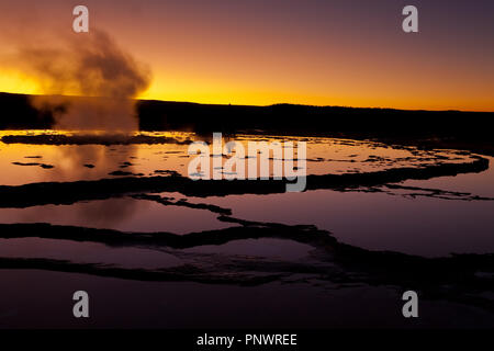 Tramonto am Fontana Grand Geyser, Yellowstone NP Foto Stock