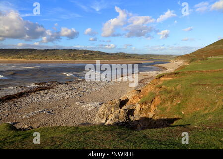 Il luogo dove il fiume Ogmore si unisce al canale di Bristol e questo veiw guarda verso est lungo il tratto di marea del fiume con la marea Foto Stock