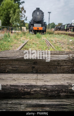 Un vecchio retrò in disuso treno a vapore locomotiva alla fine della linea Foto Stock