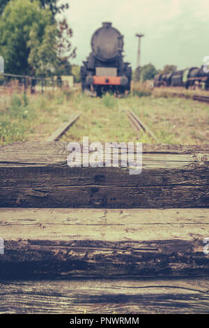 Un vecchio retrò in disuso treno a vapore locomotiva alla fine della linea Foto Stock