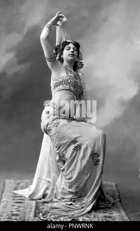 Mata Hari. Margaretha Geertruida 'Margreet' MacLeod (1876-1917), noto con il nome di fase Mata Hari, una danzatrice esotica e cortigiana che è stata accusata di essere una spia durante la guerra mondiale I. Fotografia di P Boyer, 1905. Foto Stock