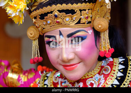 Una giovane ragazza esegue una tradizionale danza Balinese Foto Stock