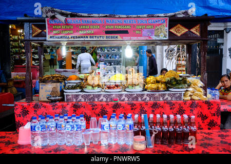 Banchi di cibo in un mercato notturno in Pasar Gianyar, Bali, Indonesia Foto Stock