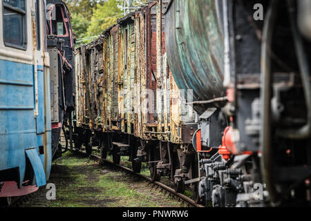 Un vecchio retrò in disuso treno merci carri e vetture sul lato via Foto Stock