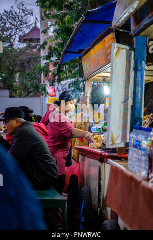 Banchi di cibo in un mercato notturno in Pasar Gianyar, Bali, Indonesia Foto Stock