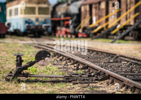 Vecchio arrugginito interruttore ad azionamento manuale su binari Foto Stock