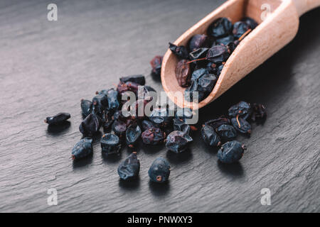 Spice crespino secco sulla pietra nera sullo sfondo Foto Stock
