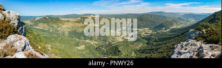 Panorama di Duilhac-sous-Peyrepertuse comune del dipartimento dell Aude nel sud della Francia, che mostra la valle sotto il castello di Peyrepertuse, attraverso t Foto Stock