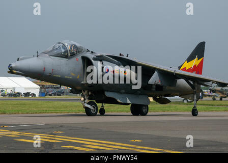 RAF, aereo da combattimento Jump jet BAe Harrier GR9 della Royal Air Force al Biggin Hill Airshow. Schema di coda del fulmine Foto Stock