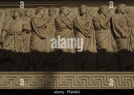 Arte romana. L'Italia. Ara Pacis Augustae. Processionale fregio. Dettaglio. Sollievo. Originale lato nord. Datata xiii secolo A.C. Museo dell'Ara Pacis. Roma. L'Italia. Foto Stock