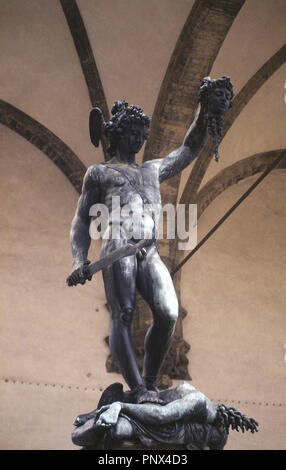 ARTE RENACIMIENTO (MANIERISMO). ITALIA. Benvenuto Cellini (1500-1571). Escultor italiano. 'PERSEO CON LA CABEZA DE LA MEDUSA" (1554). Loggia dei Lanzi. Florencia. Foto Stock