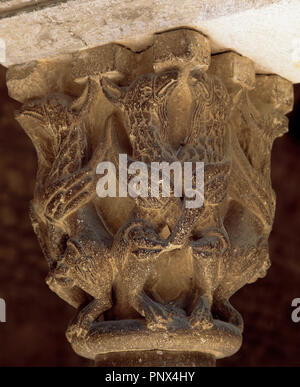 Monastero di Sant Cugat. Decorate capitale dal chiostro. Dettaglio alato raffiguranti animali fantastici.del XII secolo. In stile romanico. Sant Cugat del Valles, provincia di Barcelona, Catalogna, Spagna. Foto Stock