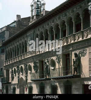 Spagna. Aragona. Tarazona. Il municipio. Il XVI secolo. Facciata decorata con rilievi mitologici sormontato da un fregio historiated e una galleria di stile Veneziano. Foto Stock