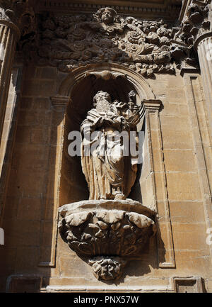 Spagna. La Rioja. Calahorra. Cattedrale di Calahorra. Costruita tra il XV, XVI e XVII secolo. Dettaglio scultura barocca di san. Esterno la chiesa. Foto Stock