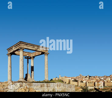 Spagna. Avila. Los Cuatro Postes (quattro colonne). Santuario costruito da Francisco de Arellano, del XVI secolo. In background, panorama della città circondato dalla parete del XII secolo. Foto Stock