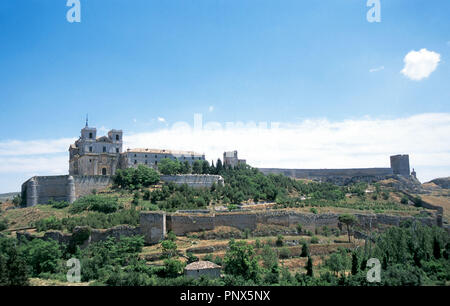 Spagna. Castilla la Mancha. Ucles. La sede centrale del monastero di Saint Jacques Ordine, datati tra il XVII e il XVIII secolo e il castello dei templari , costruita al IX secolo. Foto Stock