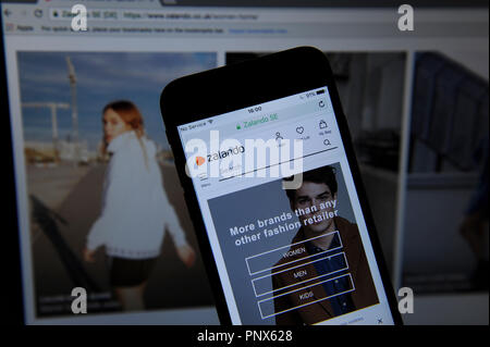 Il sito Zalando su un telefono e sullo schermo del computer Foto Stock