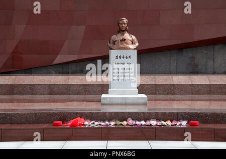 Tomba di Kim Jong Suk in martiri rivoluzionari cimitero di Monte Taesong in Corea del Nord Foto Stock