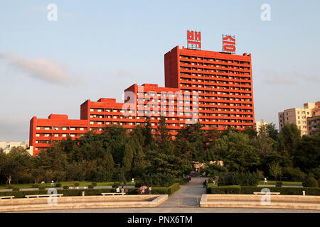 Red Appartamento Residenziale edificio accanto al monumento alla fondazione di partito di Pyongyang Foto Stock