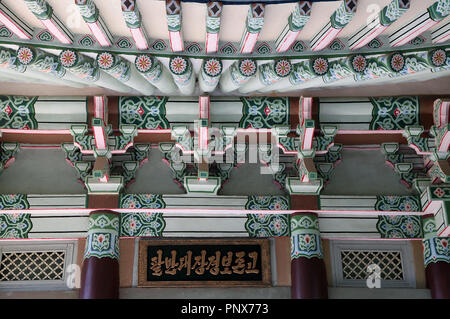 Dettagli architettonici di Pohyon tempio che fu costruito nel XI secolo in Corea del Nord Foto Stock