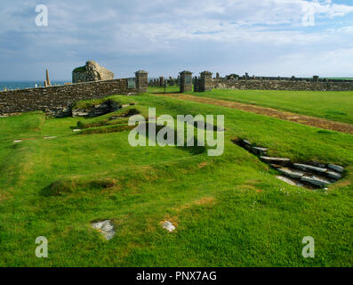 Earl's Bu & Chiesa: visualizza il filo di acciaio inossidabile di fondamenta di un Viking-age edificio a Orphir, isole Orcadi Scozia, Regno Unito, con l'C12th chiesa rotonda verso la parte posteriore. Foto Stock