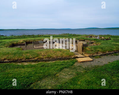 Visualizzare NW del ricostruito Central House (Casa 2) a Barnhouse insediamento neolitico, Stenness, isole Orcadi Scozia, Regno Unito, con il Loch di Harray a posteriori. Foto Stock