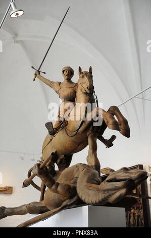 Saint George. 2° secolo. Martire. Il Cavaliere cristiano San Giorgio che sconfigge il drago, simbolo di tutti i mali. La figura originariamente sorgeva su un alto zoccolo di circa 3 m. alta nella parte anteriore della finestra orientale della navata nord a Husum chiesa. La chiesa fu demolita nel 1807. Il gruppo è stato scolpito ca. 1520 dal tedesco Hans artish Bruggemann (1480-1521). Museo nazionale di Danimarca. Foto Stock