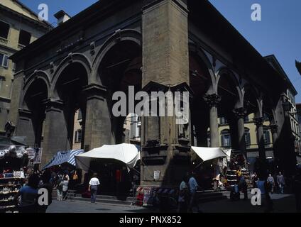 ITALIA. FLORENCIA. Vista parcial del Pórtico de la galería del mercado NUEVO o también llamado Mercado de la Paja. Fue construido entre 1547 y 1551 por Juan Bautista de TASSO para vender seda y otras mercancías de lujo. Actualmente en sus puertas se venden objetos de Cuero recuerdos y. La Toscana. Foto Stock