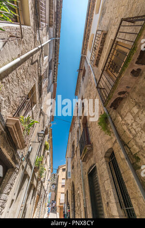 Besalu, Catalogna, Spagna - 29 Luglio 2018 : strette strade di Besalu, famoso villaggio medievale in Girona, Spagna Foto Stock