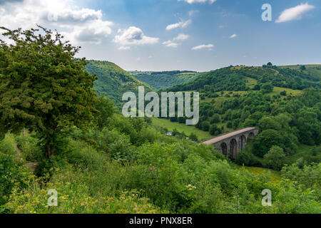 Il Peak District paesaggio con la lapide viadotto sul fiume Wye in East Midlands, Derbyshire, England, Regno Unito Foto Stock