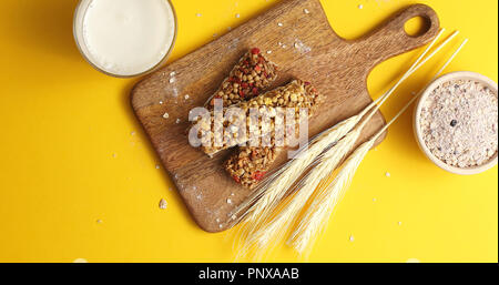 Barrette di cereali e avena sul pannello di legno Foto Stock