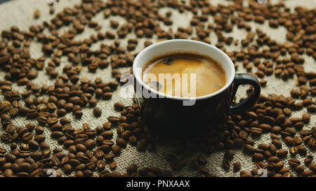 La tazza di caffè appena macinato Foto Stock