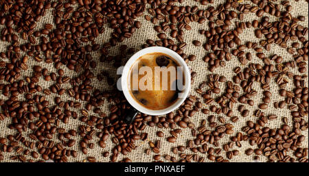 Tazza di caffè espresso e caffè in grani Foto Stock