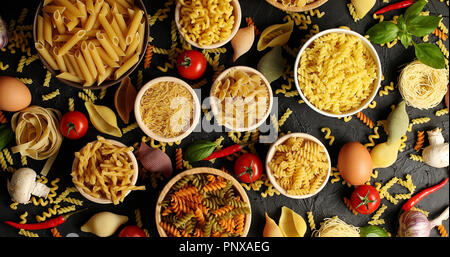 Layout della pasta e gli ingredienti per cucinare Foto Stock