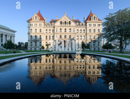 New York State Capitol Building e la sua riflessione da West Capitol Park in Albany, New York Foto Stock