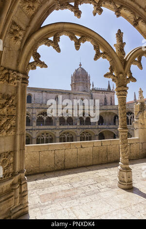 Il monastero di Jeronimos stile manuelino decorazione architettura. Il monastero di Jeronimos è edificio medievale e punto di riferimento di Lisbona, Portogallo. Foto Stock