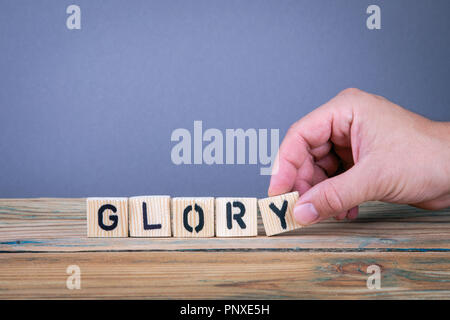 Gloria. Lettere di legno sulla scrivania in ufficio Foto Stock