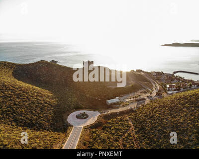 Paisaje con unà vista aérea del mirador escenico y mar en San Carlos, Sonora, Messico. Oceano del Golfo de California (Foto: Luis Gutiérrez / NorteP Foto Stock