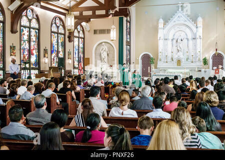 West Palm Beach Florida, St. Chiesa cattolica di Sant'Ann, servizio domenicale famiglie ispaniche congregazione all'interno, Foto Stock