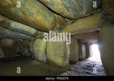 All'interno di un passaggio grave a Lejre in Danimarca Foto Stock