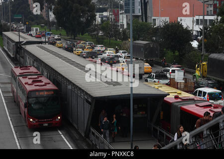 Bogotà, Colombia - 17 Maggio 2017: un bus articolato ha appena tirata fino in corrispondenza di una stazione di TransMilenio denominata Calle 127 sull'Autopista Norte. Foto Stock