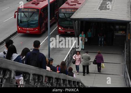 Bogotà, Colombia - 17 Maggio 2017: un bus articolato ha appena tirata fino in corrispondenza di una stazione di TransMilenio denominata Calle 127 sull'Autopista Norte. Foto Stock