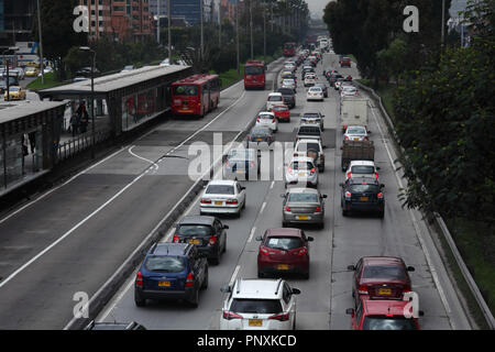 Bogotà, Colombia - 17 Maggio 2017: il traffico sulla carreggiata in direzione sud è praticamente il paraurti al paraurti. A sinistra si trova la stazione di TransMilenio. Foto Stock