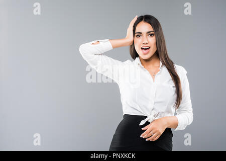 Young business donna improvvisamente ricordare qualcosa di importante Foto Stock