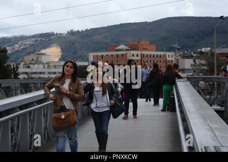 Bogotà, Colombia - 17 Maggio 2017: locali pendolari colombiano uscente, o andando alla stazione TransMilenio denominata Calle 127 sull'Autopista Norte. Foto Stock