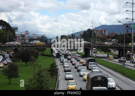 Bogotà, Colombia - 17 Maggio 2017: il traffico sulla carreggiata in direzione sud è praticamente il paraurti al paraurti. Il ponte tra la autopista. Foto Stock