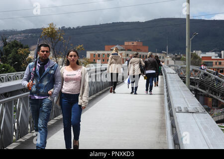 Bogotà, Colombia - 17 Maggio 2017: locali pendolari colombiano uscente, o andando alla stazione TransMilenio denominata Calle 127 sull'Autopista Norte. Foto Stock